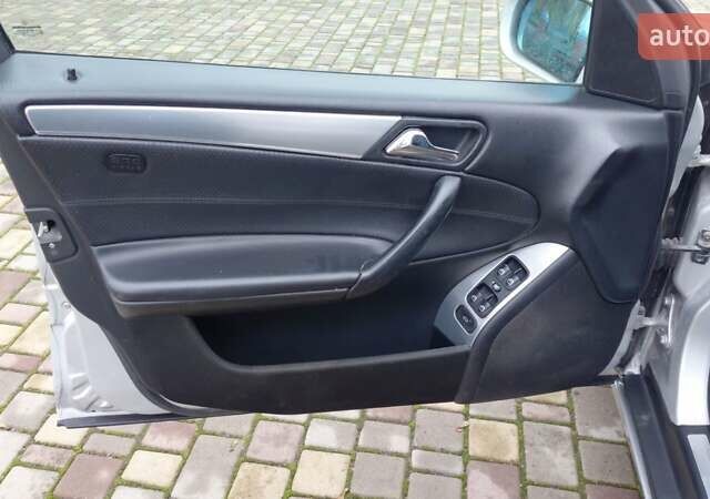 Серый Мерседес Ц-Класс, объемом двигателя 1.8 л и пробегом 300 тыс. км за 5000 $, фото 13 на Automoto.ua