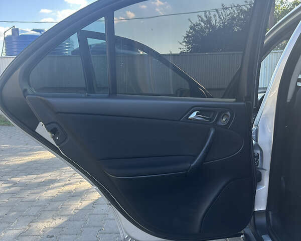 Серый Мерседес Ц-Класс, объемом двигателя 2.15 л и пробегом 284 тыс. км за 6000 $, фото 16 на Automoto.ua