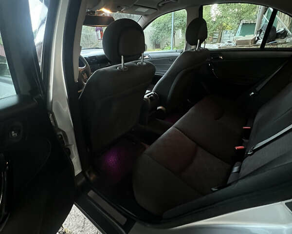 Сірий Мерседес Ц-Клас, об'ємом двигуна 1.8 л та пробігом 250 тис. км за 7800 $, фото 8 на Automoto.ua