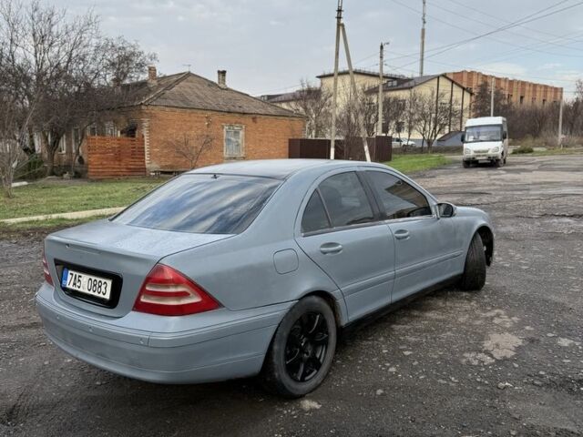 Серый Мерседес Ц-Класс, объемом двигателя 3.2 л и пробегом 300 тыс. км за 2300 $, фото 2 на Automoto.ua