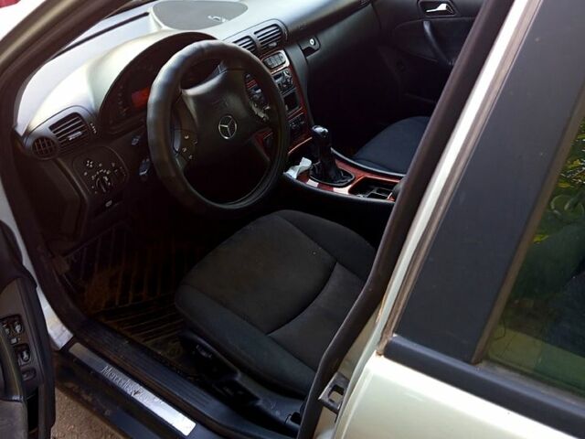 Серый Мерседес Ц-Класс, объемом двигателя 2.1 л и пробегом 270 тыс. км за 5000 $, фото 1 на Automoto.ua