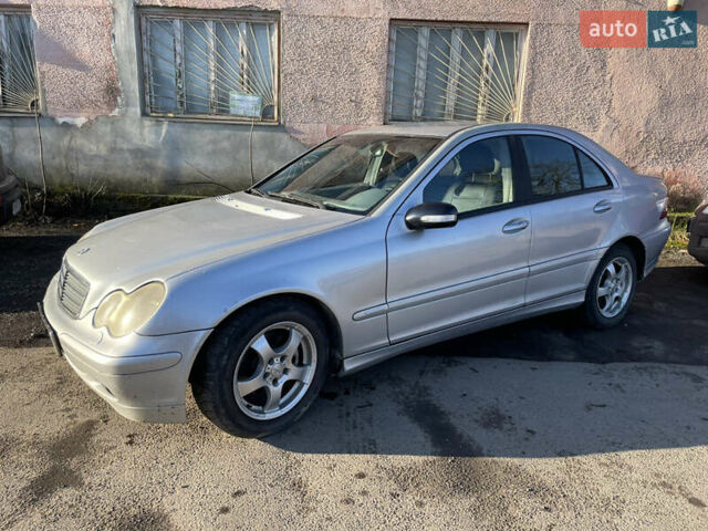 Серый Мерседес Ц-Класс, объемом двигателя 1.8 л и пробегом 270 тыс. км за 5000 $, фото 2 на Automoto.ua