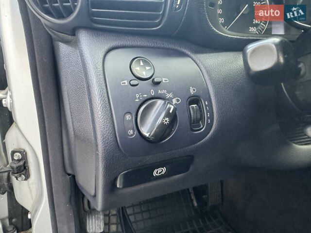 Сірий Мерседес Ц-Клас, об'ємом двигуна 2.2 л та пробігом 245 тис. км за 5550 $, фото 35 на Automoto.ua