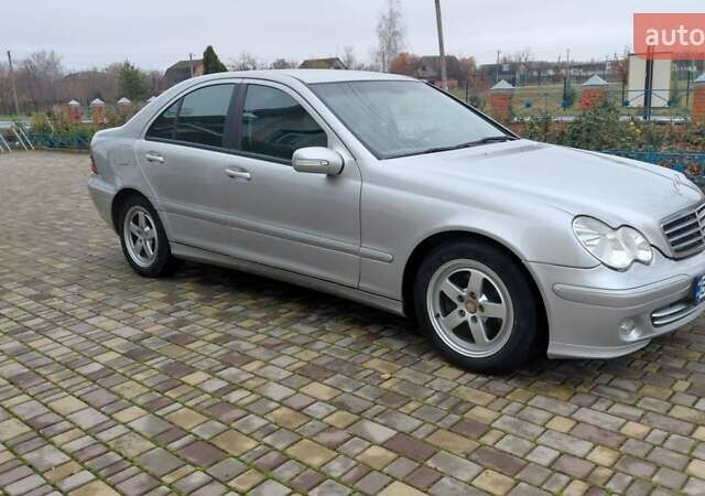 Серый Мерседес Ц-Класс, объемом двигателя 1.8 л и пробегом 300 тыс. км за 5000 $, фото 6 на Automoto.ua