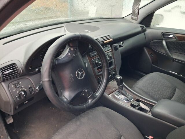 Серый Мерседес Ц-Класс, объемом двигателя 2.7 л и пробегом 300 тыс. км за 6800 $, фото 4 на Automoto.ua