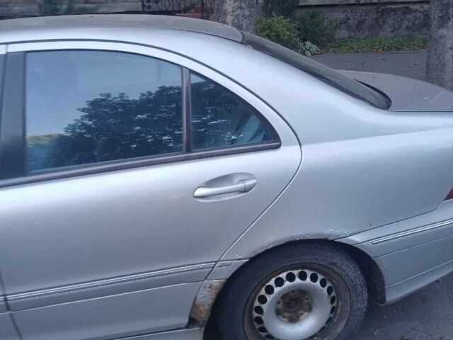Сірий Мерседес Ц-Клас, об'ємом двигуна 2 л та пробігом 320 тис. км за 3062 $, фото 4 на Automoto.ua