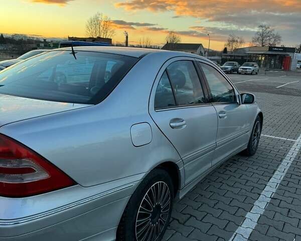 Серый Мерседес Ц-Класс, объемом двигателя 1.8 л и пробегом 325 тыс. км за 5200 $, фото 4 на Automoto.ua