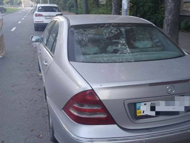 Сірий Мерседес Ц-Клас, об'ємом двигуна 2 л та пробігом 320 тис. км за 3062 $, фото 3 на Automoto.ua