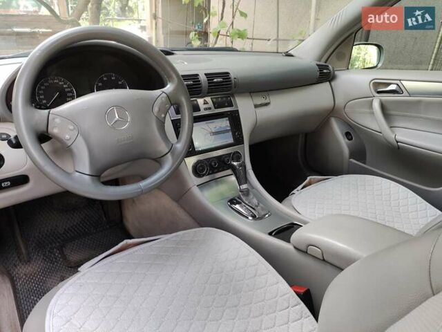 Серый Мерседес Ц-Класс, объемом двигателя 2 л и пробегом 250 тыс. км за 8400 $, фото 6 на Automoto.ua