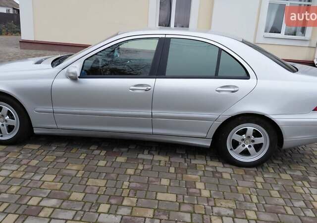 Серый Мерседес Ц-Класс, объемом двигателя 1.8 л и пробегом 300 тыс. км за 5000 $, фото 7 на Automoto.ua