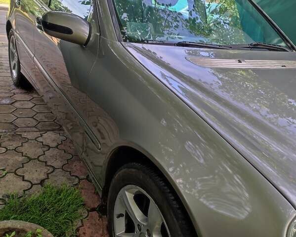 Серый Мерседес Ц-Класс, объемом двигателя 2 л и пробегом 250 тыс. км за 8400 $, фото 3 на Automoto.ua