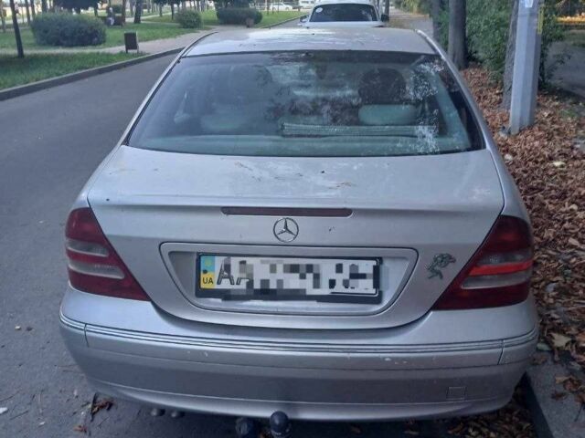 Сірий Мерседес Ц-Клас, об'ємом двигуна 2 л та пробігом 320 тис. км за 3062 $, фото 5 на Automoto.ua