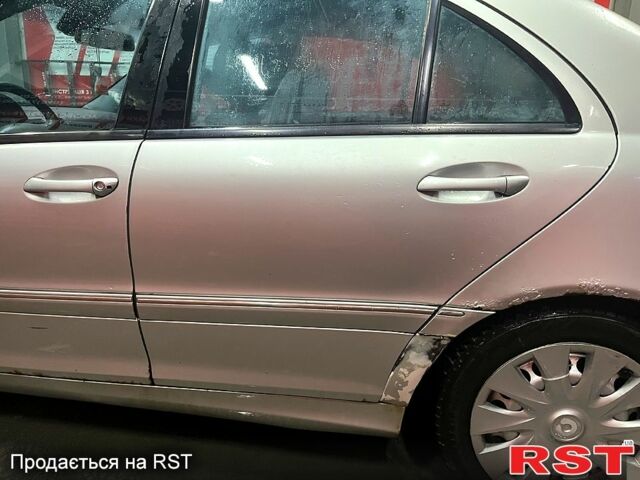 Серый Мерседес Ц-Класс, объемом двигателя 1.8 л и пробегом 330 тыс. км за 3700 $, фото 11 на Automoto.ua