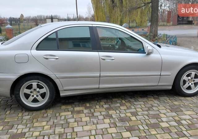 Серый Мерседес Ц-Класс, объемом двигателя 1.8 л и пробегом 300 тыс. км за 5000 $, фото 5 на Automoto.ua