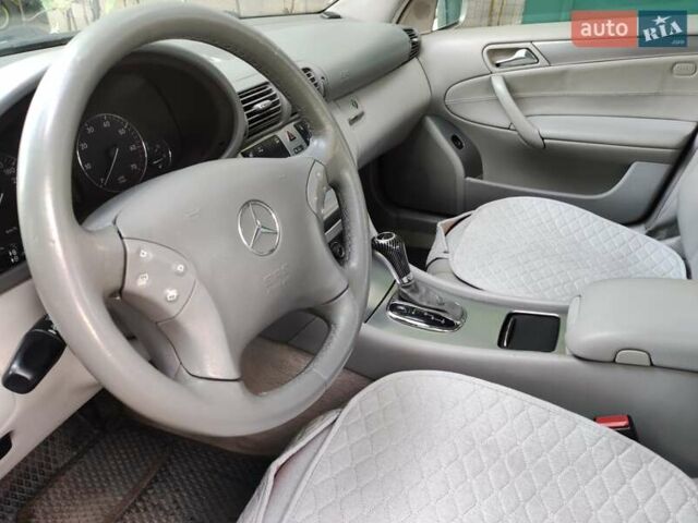 Серый Мерседес Ц-Класс, объемом двигателя 2 л и пробегом 250 тыс. км за 8400 $, фото 5 на Automoto.ua