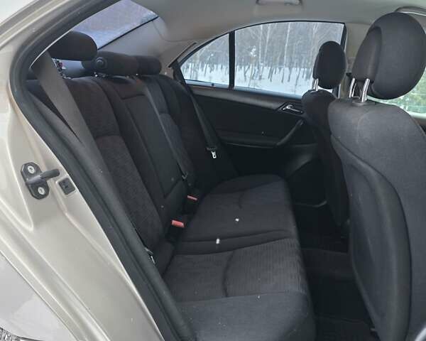 Серый Мерседес Ц-Класс, объемом двигателя 2.2 л и пробегом 312 тыс. км за 5900 $, фото 16 на Automoto.ua