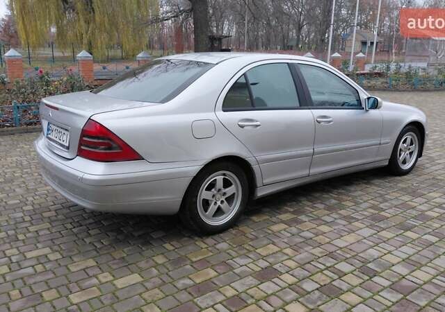 Серый Мерседес Ц-Класс, объемом двигателя 1.8 л и пробегом 300 тыс. км за 5000 $, фото 4 на Automoto.ua