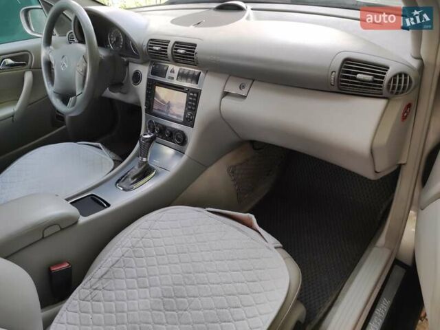 Серый Мерседес Ц-Класс, объемом двигателя 2 л и пробегом 250 тыс. км за 8400 $, фото 7 на Automoto.ua