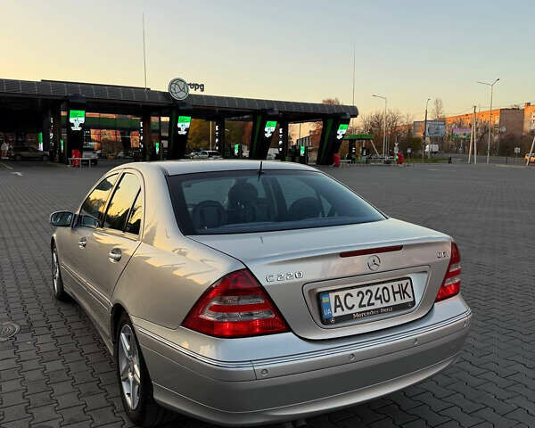Серый Мерседес Ц-Класс, объемом двигателя 2.2 л и пробегом 287 тыс. км за 7500 $, фото 3 на Automoto.ua