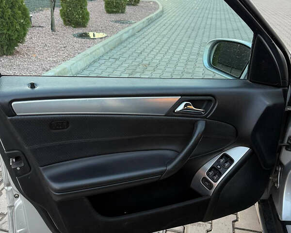 Серый Мерседес Ц-Класс, объемом двигателя 2.2 л и пробегом 287 тыс. км за 7500 $, фото 9 на Automoto.ua