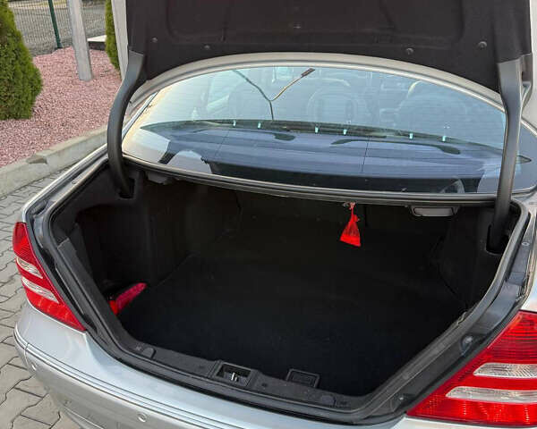 Серый Мерседес Ц-Класс, объемом двигателя 2.2 л и пробегом 287 тыс. км за 7500 $, фото 21 на Automoto.ua