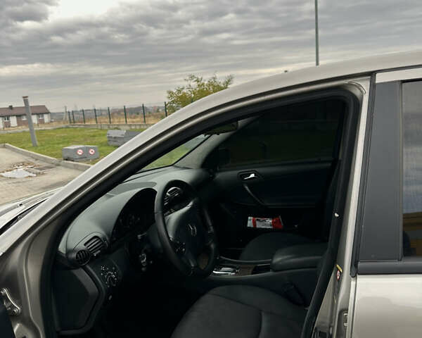 Сірий Мерседес Ц-Клас, об'ємом двигуна 2.2 л та пробігом 373 тис. км за 2950 $, фото 7 на Automoto.ua