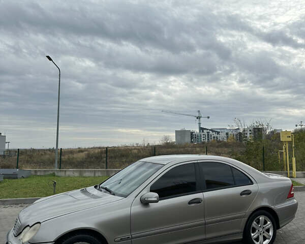Сірий Мерседес Ц-Клас, об'ємом двигуна 2.2 л та пробігом 373 тис. км за 2950 $, фото 8 на Automoto.ua