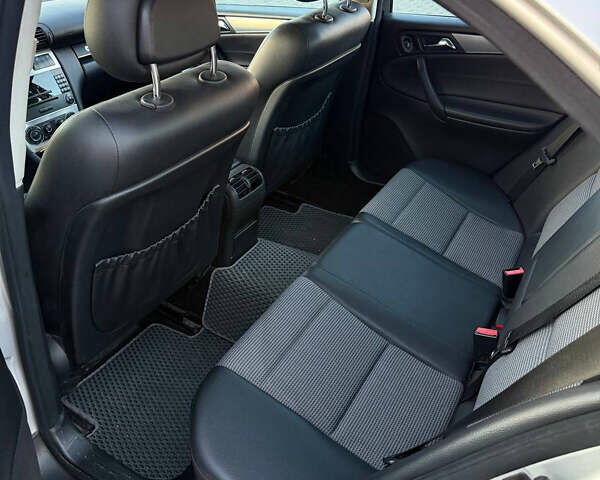 Серый Мерседес Ц-Класс, объемом двигателя 2.2 л и пробегом 287 тыс. км за 7500 $, фото 10 на Automoto.ua