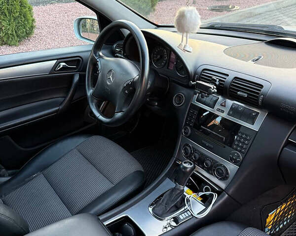 Серый Мерседес Ц-Класс, объемом двигателя 2.2 л и пробегом 287 тыс. км за 7500 $, фото 16 на Automoto.ua