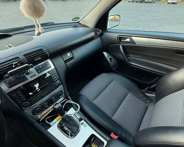 Серый Мерседес Ц-Класс, объемом двигателя 2.2 л и пробегом 287 тыс. км за 7500 $, фото 8 на Automoto.ua