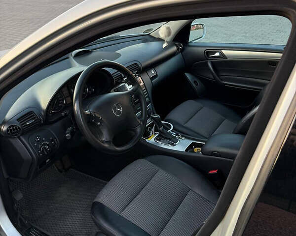 Серый Мерседес Ц-Класс, объемом двигателя 2.2 л и пробегом 287 тыс. км за 7500 $, фото 7 на Automoto.ua