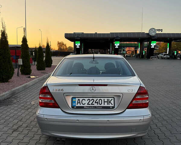 Серый Мерседес Ц-Класс, объемом двигателя 2.2 л и пробегом 287 тыс. км за 7500 $, фото 2 на Automoto.ua