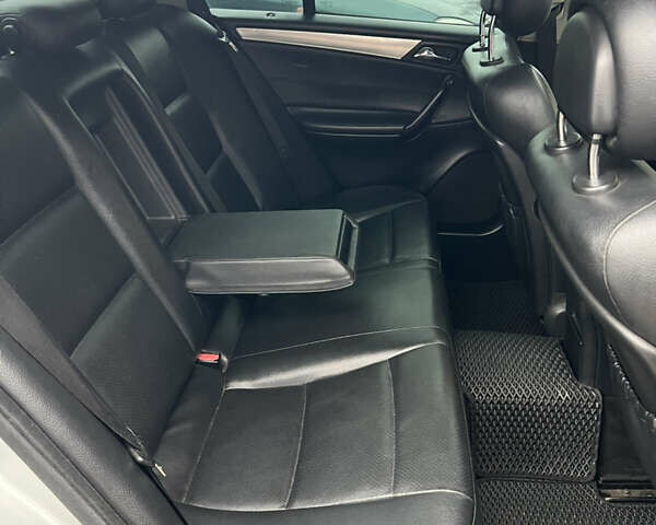 Серый Мерседес Ц-Класс, объемом двигателя 1.8 л и пробегом 263 тыс. км за 7600 $, фото 5 на Automoto.ua