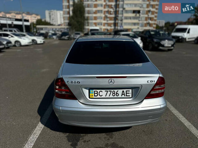 Серый Мерседес Ц-Класс, объемом двигателя 2.2 л и пробегом 300 тыс. км за 6500 $, фото 5 на Automoto.ua