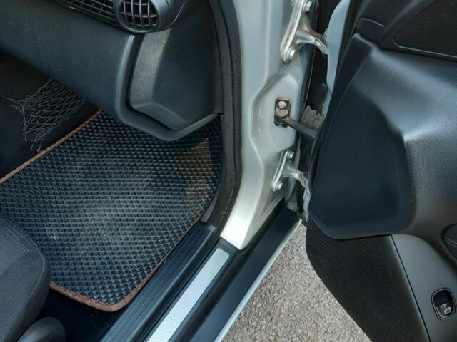 Серый Мерседес Ц-Класс, объемом двигателя 2.1 л и пробегом 300 тыс. км за 7555 $, фото 10 на Automoto.ua