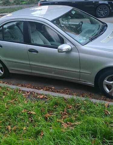 Серый Мерседес Ц-Класс, объемом двигателя 1.8 л и пробегом 160 тыс. км за 7000 $, фото 2 на Automoto.ua