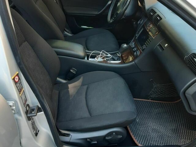 Серый Мерседес Ц-Класс, объемом двигателя 2.1 л и пробегом 300 тыс. км за 7555 $, фото 7 на Automoto.ua