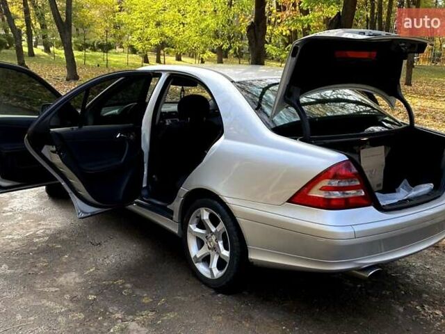 Серый Мерседес Ц-Класс, объемом двигателя 1.8 л и пробегом 278 тыс. км за 6500 $, фото 16 на Automoto.ua