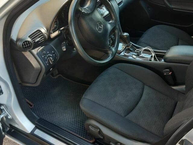 Серый Мерседес Ц-Класс, объемом двигателя 2.1 л и пробегом 300 тыс. км за 7555 $, фото 8 на Automoto.ua