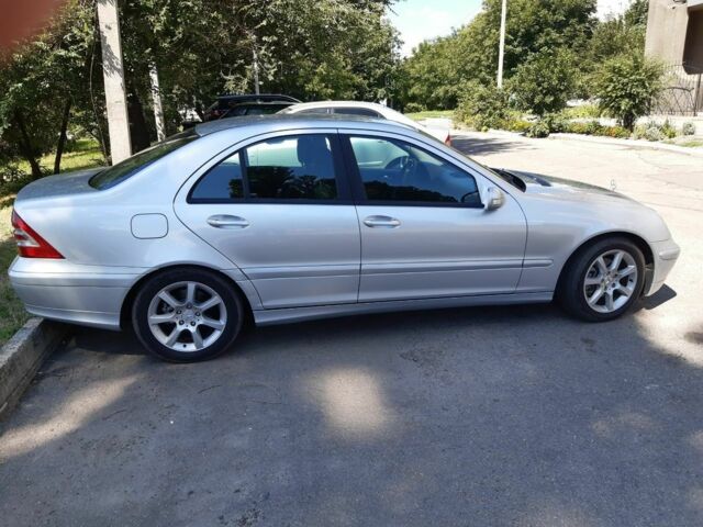 Серый Мерседес Ц-Класс, объемом двигателя 2.1 л и пробегом 300 тыс. км за 7555 $, фото 9 на Automoto.ua