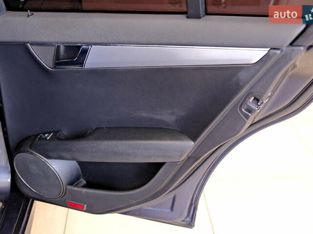 Сірий Мерседес Ц-Клас, об'ємом двигуна 3 л та пробігом 198 тис. км за 8900 $, фото 32 на Automoto.ua