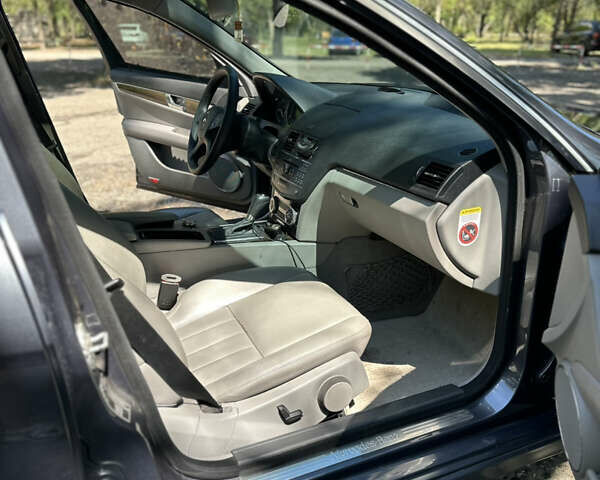 Сірий Мерседес Ц-Клас, об'ємом двигуна 3 л та пробігом 256 тис. км за 9300 $, фото 12 на Automoto.ua