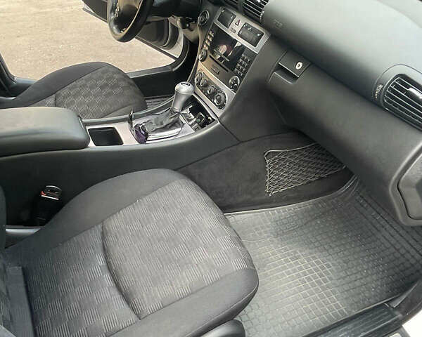 Сірий Мерседес Ц-Клас, об'ємом двигуна 1.8 л та пробігом 215 тис. км за 7200 $, фото 17 на Automoto.ua