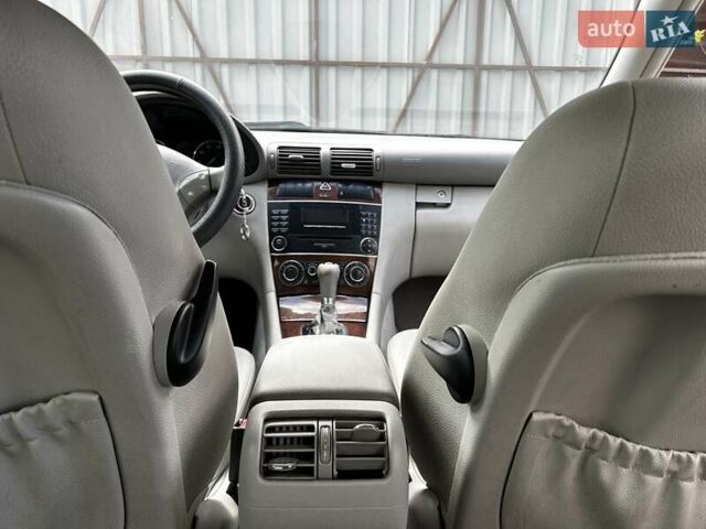 Мерседес Ц-Клас 2007 у Києві на Automoto.ua Сірий Мерседес Ц-Клас, об'ємом двигуна 3 л та пробігом 195 тис. км за 7950 $, фото 8 на Automoto.ua