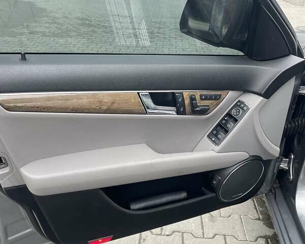 Серый Мерседес Ц-Класс, объемом двигателя 2.98 л и пробегом 270 тыс. км за 10000 $, фото 20 на Automoto.ua