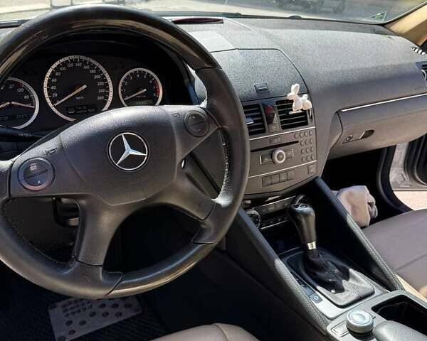 Сірий Мерседес Ц-Клас, об'ємом двигуна 1.8 л та пробігом 255 тис. км за 8000 $, фото 64 на Automoto.ua