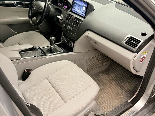 Серый Мерседес Ц-Класс, объемом двигателя 2.1 л и пробегом 256 тыс. км за 5000 $, фото 8 на Automoto.ua