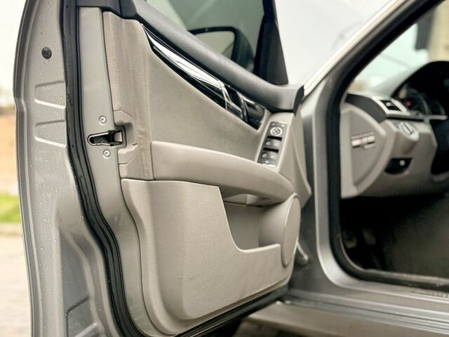 Серый Мерседес Ц-Класс, объемом двигателя 2.1 л и пробегом 256 тыс. км за 5000 $, фото 11 на Automoto.ua