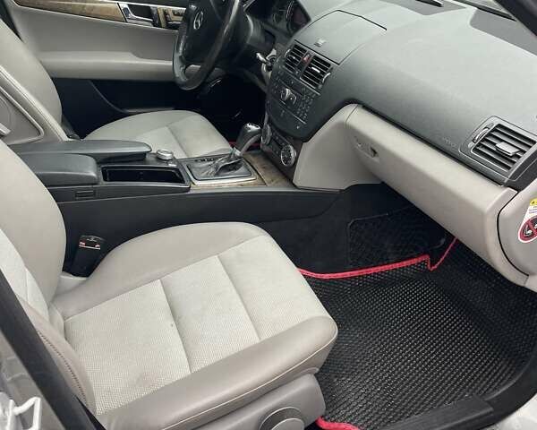 Серый Мерседес Ц-Класс, объемом двигателя 2.98 л и пробегом 270 тыс. км за 10000 $, фото 17 на Automoto.ua