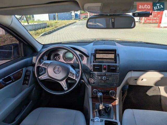 Сірий Мерседес Ц-Клас, об'ємом двигуна 2.15 л та пробігом 325 тис. км за 8699 $, фото 12 на Automoto.ua